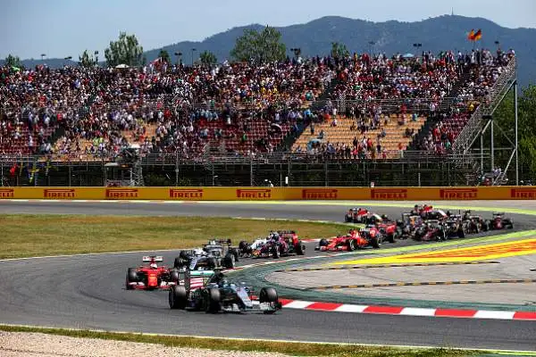 La Mercedes domina, Vettel terzo. Rosberg conquista la prima vittoria stagionale, Hamilton secondo consolida la sua leadership.