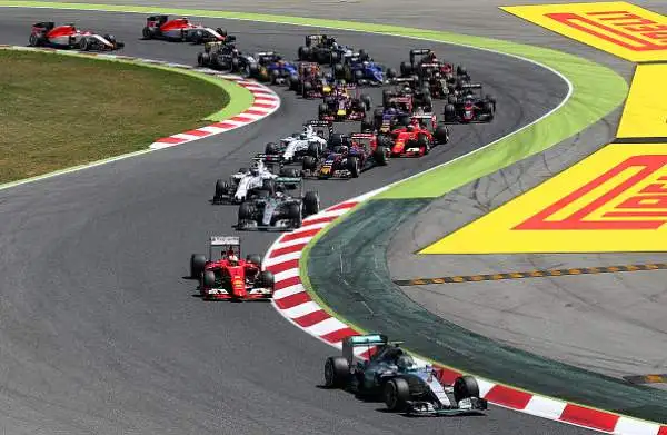 La Mercedes domina, Vettel terzo. Rosberg conquista la prima vittoria stagionale, Hamilton secondo consolida la sua leadership.