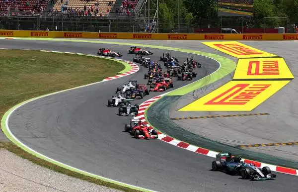 La Mercedes domina, Vettel terzo. Rosberg conquista la prima vittoria stagionale, Hamilton secondo consolida la sua leadership.