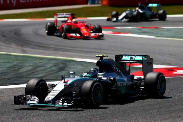 La Mercedes domina, Vettel terzo. Rosberg conquista la prima vittoria stagionale, Hamilton secondo consolida la sua leadership.