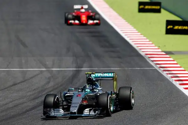 La Mercedes domina, Vettel terzo. Rosberg conquista la prima vittoria stagionale, Hamilton secondo consolida la sua leadership.