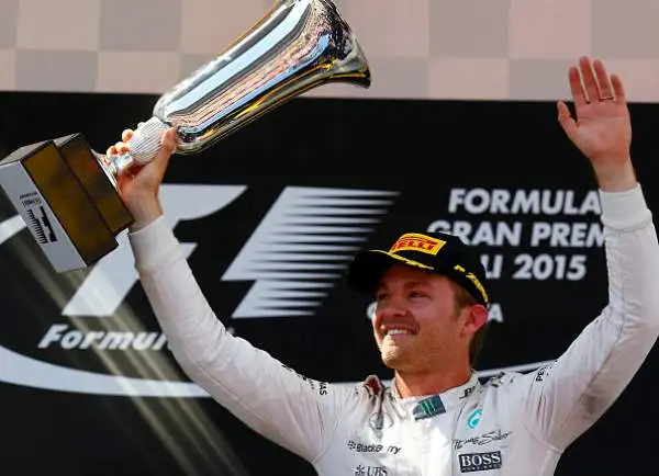 La Mercedes domina, Vettel terzo. Rosberg conquista la prima vittoria stagionale, Hamilton secondo consolida la sua leadership.