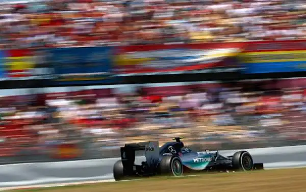 La Mercedes domina, Vettel terzo. Rosberg conquista la prima vittoria stagionale, Hamilton secondo consolida la sua leadership.