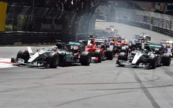 La Mercedes affossa Lewis, Vettel 2°. Colpo di scena a Montecarlo: dopo una gara dominata, un pit stop nel momento sbagliato rovina la gara di Hamilton. Vince Rosberg.