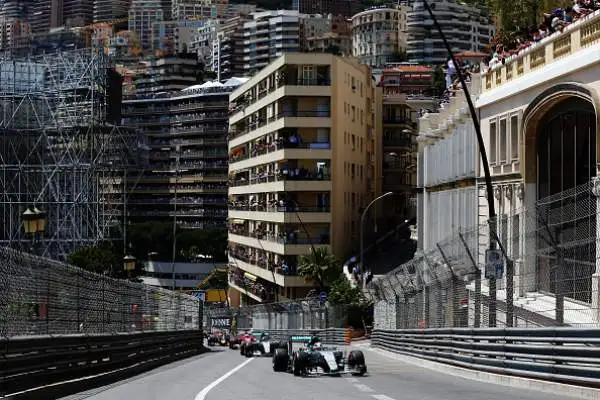 La Mercedes affossa Lewis, Vettel 2°. Colpo di scena a Montecarlo: dopo una gara dominata, un pit stop nel momento sbagliato rovina la gara di Hamilton. Vince Rosberg.