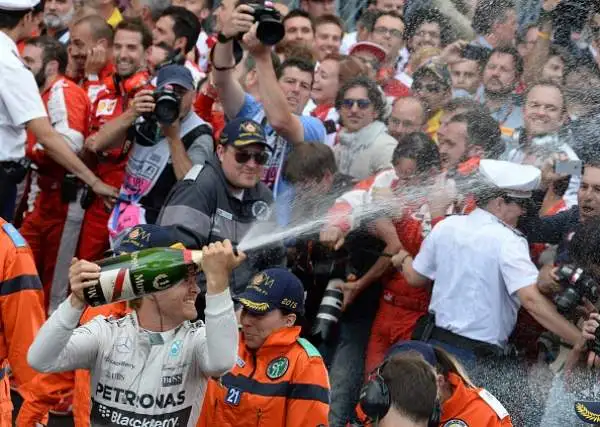 La Mercedes affossa Lewis, Vettel 2°. Colpo di scena a Montecarlo: dopo una gara dominata, un pit stop nel momento sbagliato rovina la gara di Hamilton. Vince Rosberg.