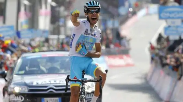 Il sardo dell'Astana ha attaccato a 6 km dall'arrivo, sulla salita finale di Cervinia.