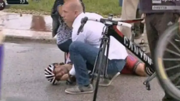 Nella stessa tappa la Katusha, oltre a Vicioso e Rodriguez, perde anche Giampaolo Caruso, scivolato prima di una rotonda con altri. Un tifoso gli ruba anche il casco.