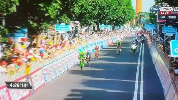 Il veneto della Bardiani Valvole ha battuto gli altri tre corridori, tutti italiani, con una mini volata al traguardo.