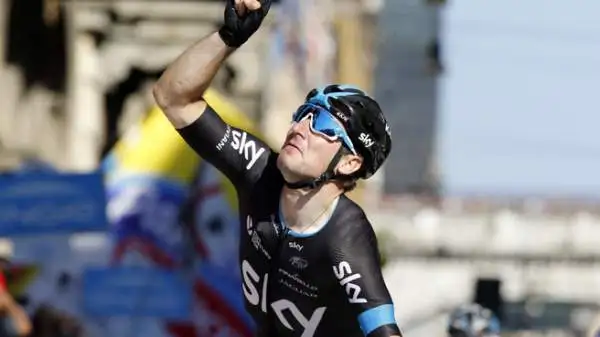 Viviani imprendibile in volata a Genova. L'australiano Michael Matthews (Orica-GreenEdge) è la nuova maglia rosa.