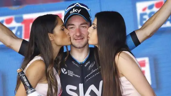 Viviani imprendibile in volata a Genova. L'australiano Michael Matthews (Orica-GreenEdge) è la nuova maglia rosa.