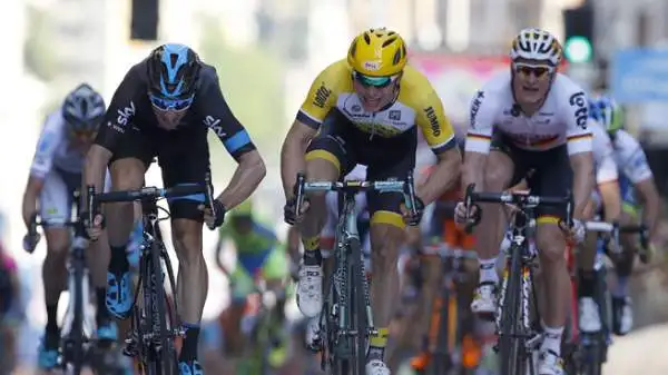 Viviani imprendibile in volata a Genova. L'australiano Michael Matthews (Orica-GreenEdge) è la nuova maglia rosa.