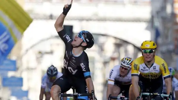 Viviani imprendibile in volata a Genova. L'australiano Michael Matthews (Orica-GreenEdge) è la nuova maglia rosa.