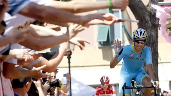 Viviani imprendibile in volata a Genova. L'australiano Michael Matthews (Orica-GreenEdge) è la nuova maglia rosa.