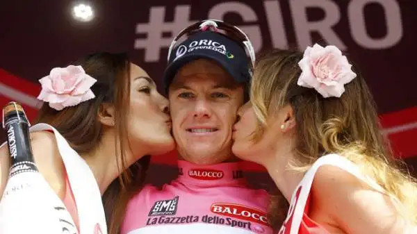 La maglia rosa è finita sulle spalle di Simon Clarke (Orica-GreenEdge), mentre il compagno di squadra Matthews è arrivato con oltre 10 minuti di ritardo.