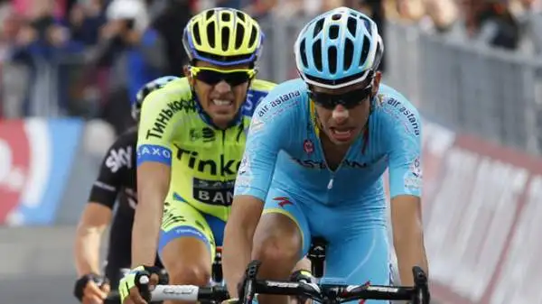 La terza posizione ha permesso al sardo di rosicchiare quattro secondi alla nuova maglia rosa (quarto al traguardo dell'Abetone), grazie agli abbuoni.