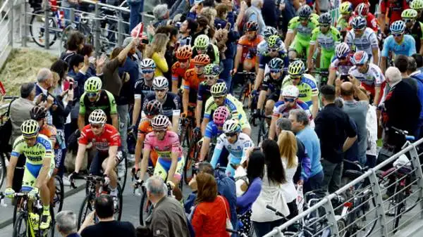 Dopo l'episodio di Genova, quello di Castiglione della Pescaia. E ora il Giro si interroga: C'è un problema sicurezza per i ciclisti sulle strade d'Italia?