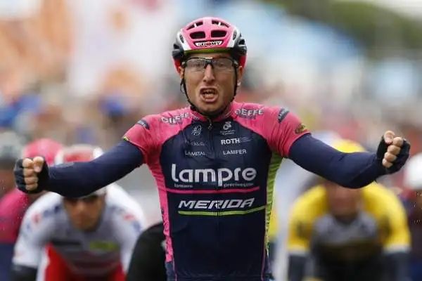 Precedendo al traguardo per un podio tutto italiano Giacomo Nizzolo ed Elia Viviani.