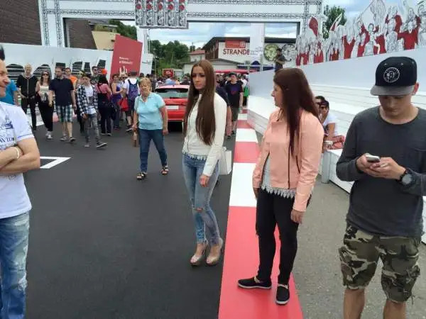 Nell'evento voluto da Volkswagen non sono mancate le bellissime ragazze, dentro e fuori le vetture della casa tedesca.