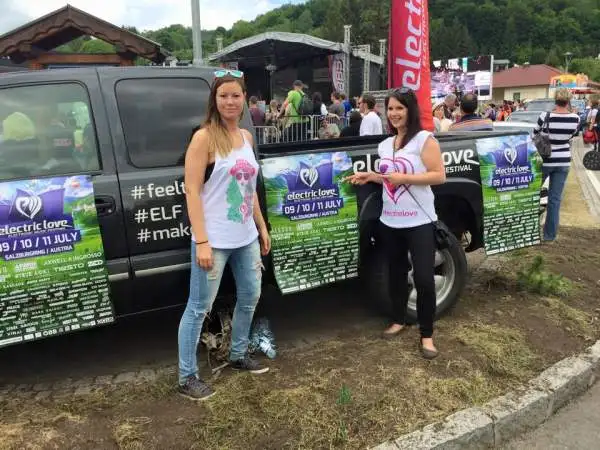 Nell'evento voluto da Volkswagen non sono mancate le bellissime ragazze, dentro e fuori le vetture della casa tedesca.