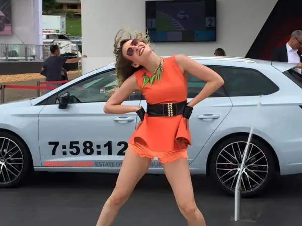 Nell'evento voluto da Volkswagen non sono mancate le bellissime ragazze, dentro e fuori le vetture della casa tedesca.