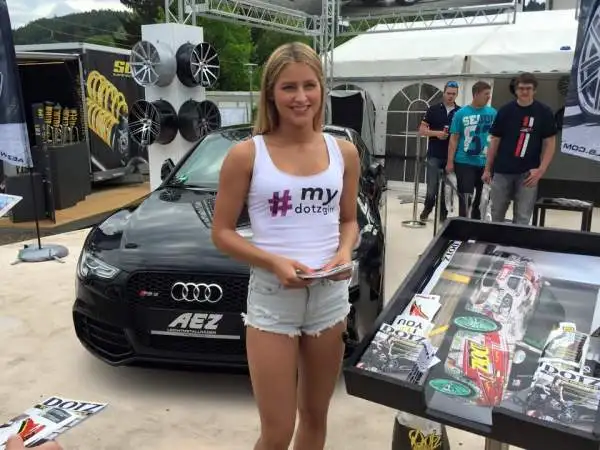 Nell'evento voluto da Volkswagen non sono mancate le bellissime ragazze, dentro e fuori le vetture della casa tedesca.