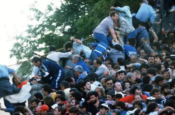 Rimasero schiacciate e soffocate dopo una carica degli hooligans britannici che si infilarono nel settore Z occupato dai tifosi bianconeri.