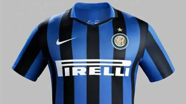 La divisa 2015-16 dell’Inter segna il ritorno al look tradizionale: le classiche righe nerazzurre. Il Biscione  celebra così il 25° anniversario del trionfo in Coppa UEFA nella stagione 1990-1991.