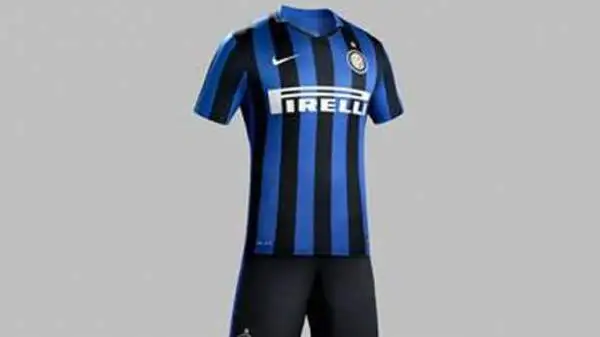 La divisa 2015-16 dell’Inter segna il ritorno al look tradizionale: le classiche righe nerazzurre. Il Biscione  celebra così il 25° anniversario del trionfo in Coppa UEFA nella stagione 1990-1991.