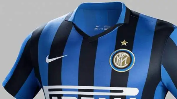 La divisa 2015-16 dell’Inter segna il ritorno al look tradizionale: le classiche righe nerazzurre. Il Biscione  celebra così il 25° anniversario del trionfo in Coppa UEFA nella stagione 1990-1991.