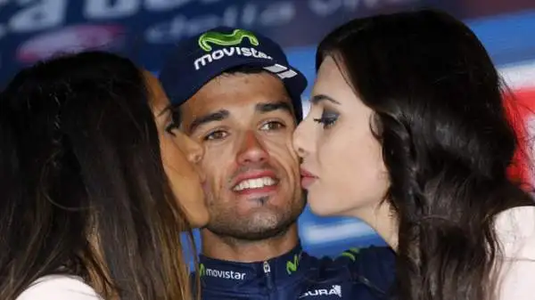 Alle sue spalle il basco Mikel Landa dell'Astana, la squadra kazaka di Fabio Aru.