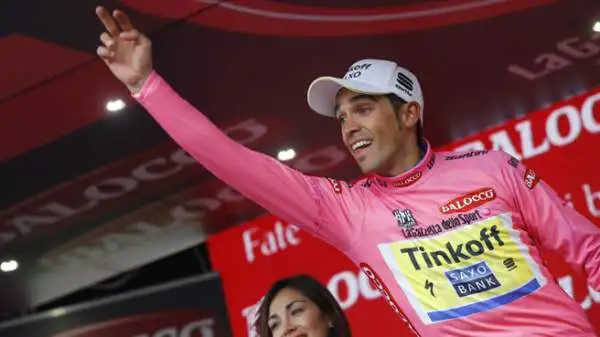 I 'big' Aru, Contador, Porte e Uran arrivano insieme. Il più combattivo appare ancora il sardo dell'Astana, ma gli altri stanno a ruota.