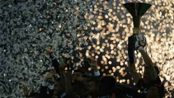 Al termine di Juventus-Napoli i bianconeri - chiamati e osannati uno a uno - vengono premiati con la medaglia e con la consegna dello scudetto, con festa annessa.