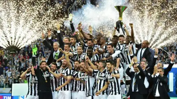Al termine di Juventus-Napoli i bianconeri - chiamati e osannati uno a uno - vengono premiati con la medaglia e con la consegna dello scudetto, con festa annessa.
