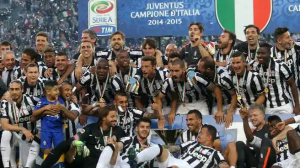 Al termine di Juventus-Napoli i bianconeri - chiamati e osannati uno a uno - vengono premiati con la medaglia e con la consegna dello scudetto, con festa annessa.