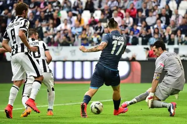 Juve, che festa: schiantato il Napoli.I bianconeri non si fermano, 3-1 agli azzurri con le reti delle riserve Pereyra, Sturaro e Pepe.