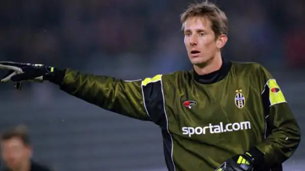 Edwin van der Sar. Uno dei migliori portieri della sua generazione che però in bianconero ha toppato alla grande, regalando a suon di bagher lo scudetto 2001 alla Roma.