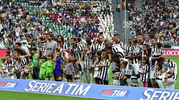 I bianconeri prima della partita, invece, hanno sfilato con la decima Coppa Italia conquistata mercoledì a spese della Lazio. Stadium in festa.