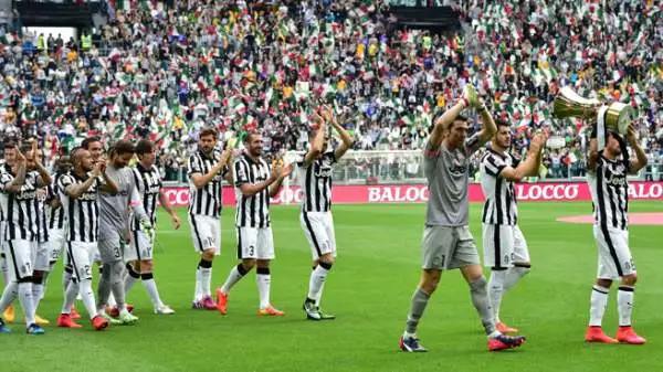 I bianconeri prima della partita, invece, hanno sfilato con la decima Coppa Italia conquistata mercoledì a spese della Lazio. Stadium in festa.