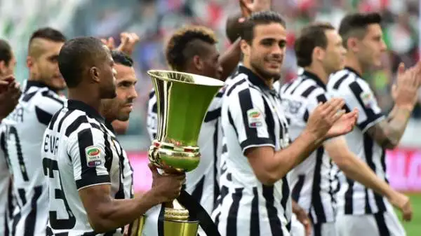 I bianconeri prima della partita, invece, hanno sfilato con la decima Coppa Italia conquistata mercoledì a spese della Lazio. Stadium in festa.