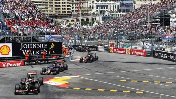 Fino a quel momento la corsa di Montecarlo non aveva avuto sussulti: il pilota anglocaraibico, scattato in pole, aveva incrementato il suo vantaggio a furia di giri veloci.