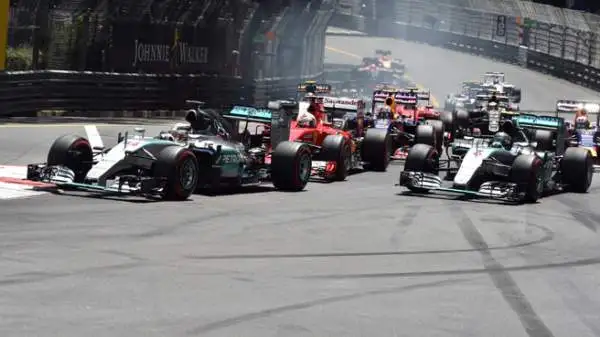 Lewis imbufalito prova negli ultimi giri a riprendersi almeno la seconda posizione, ma Vettel resiste e chiude secondo.