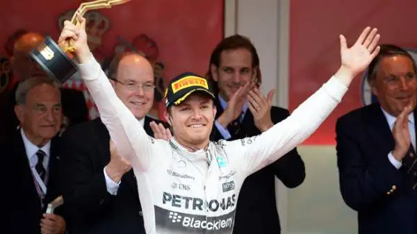 La Mercedes affossa Lewis, Vettel 2°. Colpo di scena a Montecarlo: dopo una gara dominata, un pit stop nel momento sbagliato rovina la gara di Hamilton. Vince Rosberg.