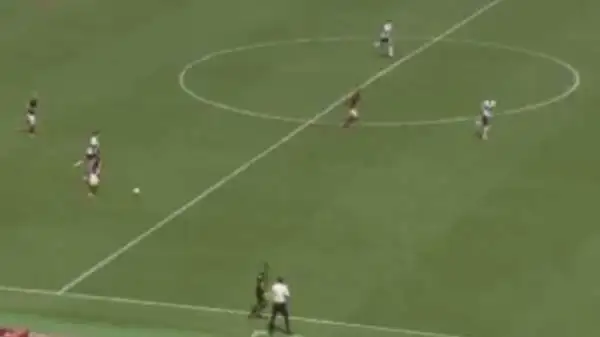 Quindi parte come un proiettile palla al piede verso la metà campo del Grifone.