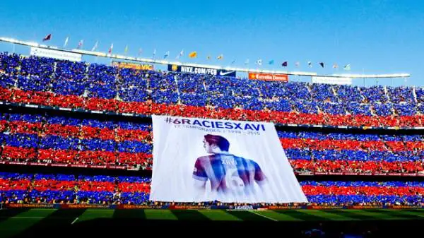 Gigantografia, lacrime, applausi, cori: il Camp Nou saluta per l'ultima volta uno dei più grandi campioni della storia del Barcellona.