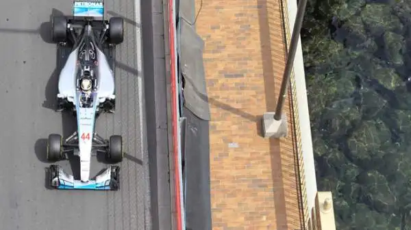 Lewis, pole a Monaco. Il pilota della Mercedes conquista la sua prima pole in carriera a Montecarlo.