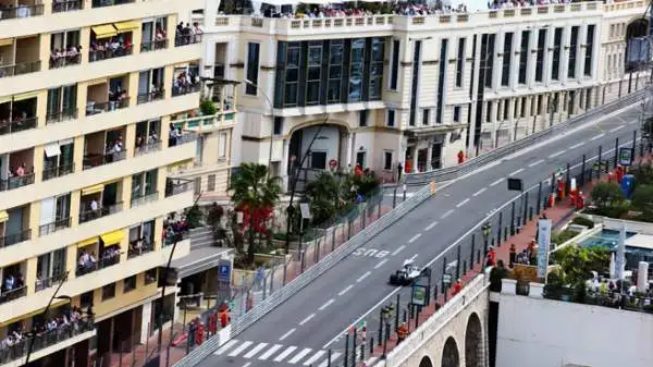 Lewis, pole a Monaco. Il pilota della Mercedes conquista la sua prima pole in carriera a Montecarlo.