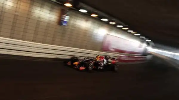 Prima pole nel Principato per il pilota anglocaraibico, che scatterà per la quinta volta in stagione dalla prima piazza.