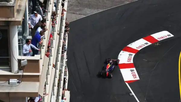 Tempo che gli ha permesso di primeggiare nelle qualifiche sul compagno di scuderia Nico Rosberg e su Sebastian Vettel. 