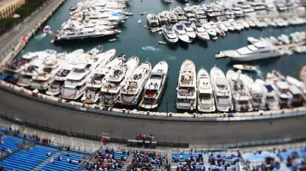Sul circuito cittadino di Montecarlo Lewis Hamilton partirà domenica davanti a tutti grazie al tempo di 1'15"098.